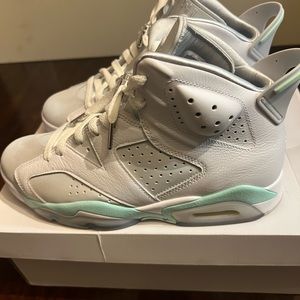 Gently used Air Jordan 6 Mint Womens sz 10 Mens 8.5